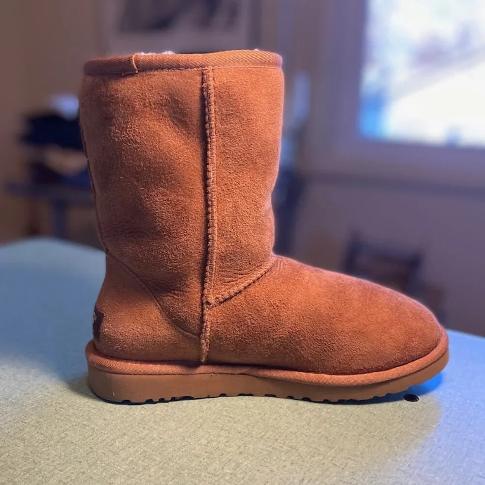Uggs Women's Classic Short II, Size 5, Barely Worn, Excellent Condition